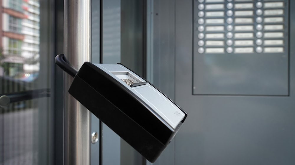 Manchen Wohnungsbesitzern scheint die Vermietung an Feriengäste lukrativer als an reguläre Dauermieter. Organisiert wird dies zum Beispiel per Schlüsselbox. (Symbolbild) / Foto: Soeren Stache/dpa