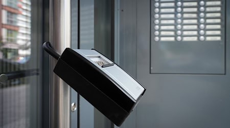Manchen Wohnungsbesitzern scheint die Vermietung an Feriengäste lukrativer als an reguläre Dauermieter. Organisiert wird dies zum Beispiel per Schlüsselbox. (Symbolbild) / Foto: Soeren Stache/dpa