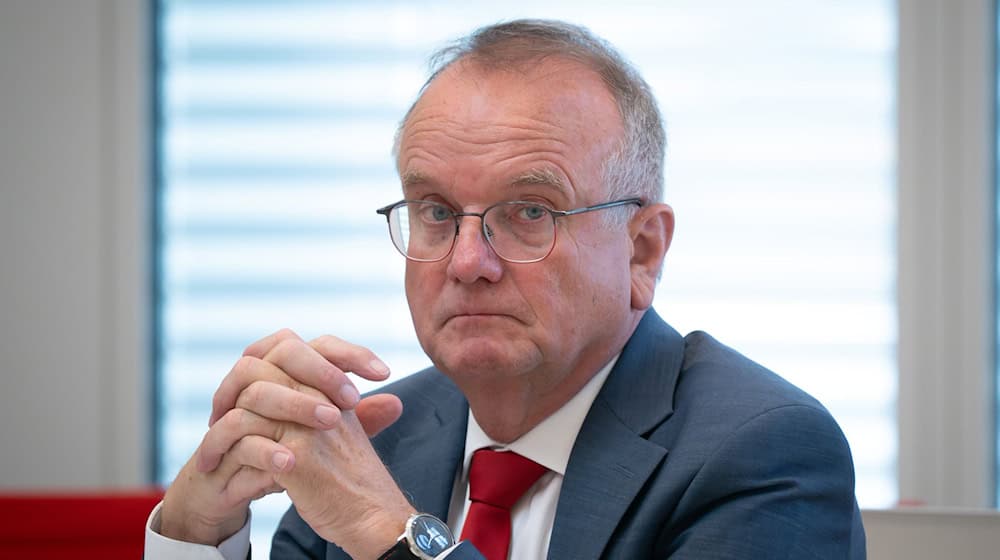 Brandenburgs Verkehrsminister Detlef Tabbert (BSW) unterstützt den Wunsch des Flugplatzes Neuhardenberg nach Nutzung auch größerer Flugzeuge. (Archivbild) / Foto: Soeren Stache/dpa