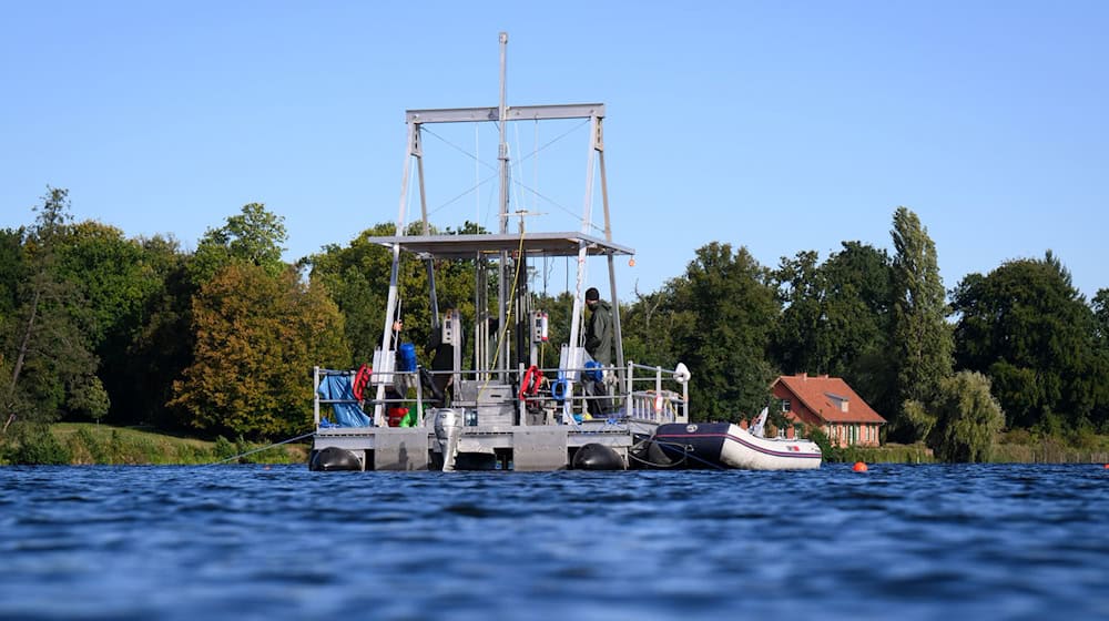 Eine spezielle Bohrplattform schwimmt auf dem Heiligen See in Potsdam. Forscher entnehmen dort Sedimentkerne - also zylindrische Proben von Ablagerungen - aus der Tiefe des Gewässers.  / Foto: Bernd von Jutrczenka/dpa