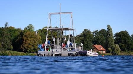 Eine spezielle Bohrplattform schwimmt auf dem Heiligen See in Potsdam. Forscher entnehmen dort Sedimentkerne - also zylindrische Proben von Ablagerungen - aus der Tiefe des Gewässers.  / Foto: Bernd von Jutrczenka/dpa