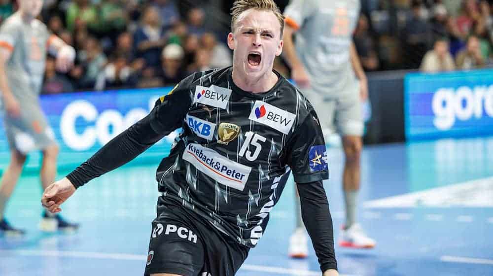 Spielmacher Tobias Gröndahl bejubelt den Heimsieg gegen Aalborg. / Foto: Andreas Gora/dpa
