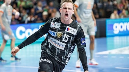 Spielmacher Tobias Gröndahl bejubelt den Heimsieg gegen Aalborg. / Foto: Andreas Gora/dpa