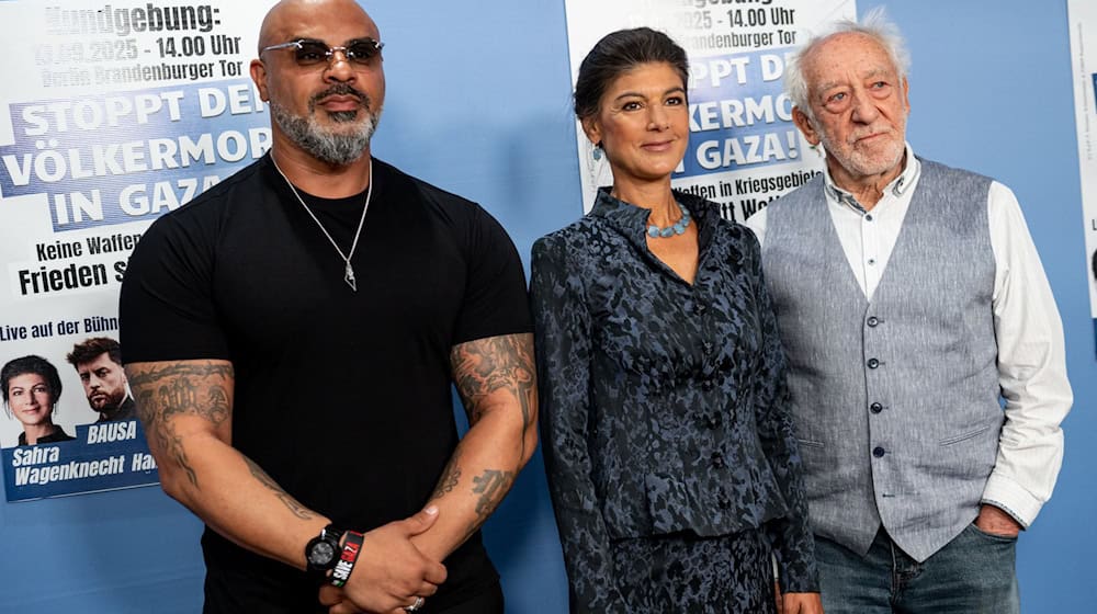 Der Rapper Massiv, Parteigründerin Sahra Wagenknecht und Schauspieler Dieter Hallervorden sind die Gesichter der Demo am Samstag.  / Foto: Fabian Sommer/dpa