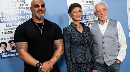 Der Rapper Massiv, Parteigründerin Sahra Wagenknecht und Schauspieler Dieter Hallervorden sind die Gesichter der Demo am Samstag.  / Foto: Fabian Sommer/dpa