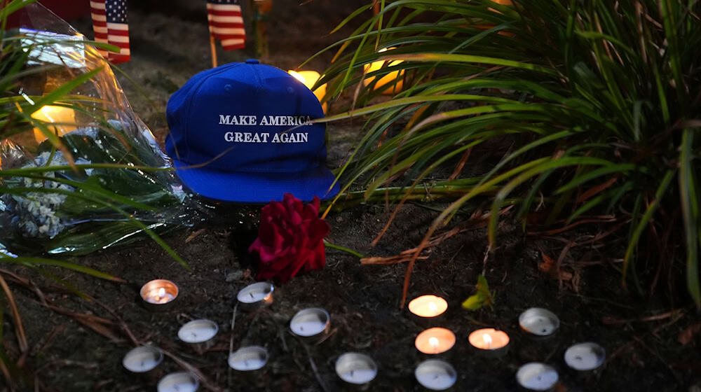 Eine "Make America Great Again"-Kappe wurde inden USA bei einer Mahnwache zum Tod des rechtskonservativen Podcaster Charlie Kirk hingelegt. / Foto: Lindsey Wasson/AP/dpa
