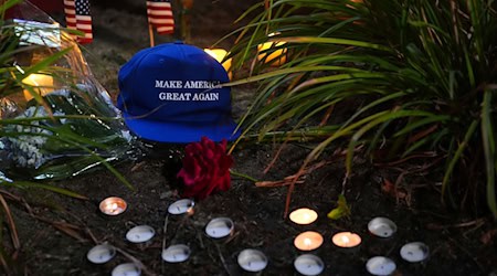 Eine "Make America Great Again"-Kappe wurde inden USA bei einer Mahnwache zum Tod des rechtskonservativen Podcaster Charlie Kirk hingelegt. / Foto: Lindsey Wasson/AP/dpa