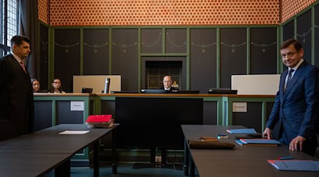 Burkhard Niebisch (M), Vorsitzender Richter, sitzt vor Beginn der Verhandlung über die Räumungsklage gegen die AfD. (Archivbild)  / Foto: Soeren Stache/dpa