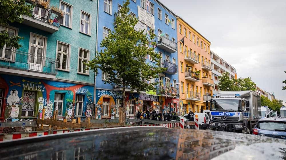 Polizeieinsatz in Rigaer Straße 94 vor Gerichtsverhandlung. (Archivbild)  / Foto: Christoph Soeder/dpa