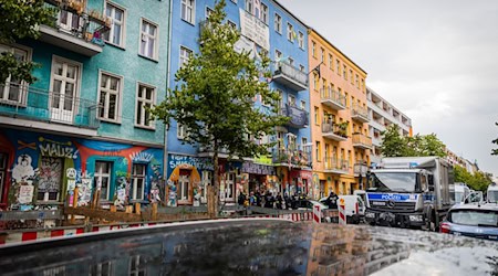 Polizeieinsatz in Rigaer Straße 94 vor Gerichtsverhandlung. (Archivbild)  / Foto: Christoph Soeder/dpa