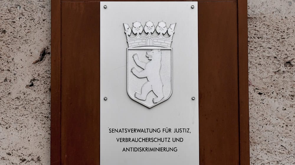 Die Gerichtsvollzieher des Landes Berlin sollen stich- und schusssichere Schutzwesten erhalten. (Archivbild) / Foto: Jens Kalaene/dpa-Zentralbild/ZB