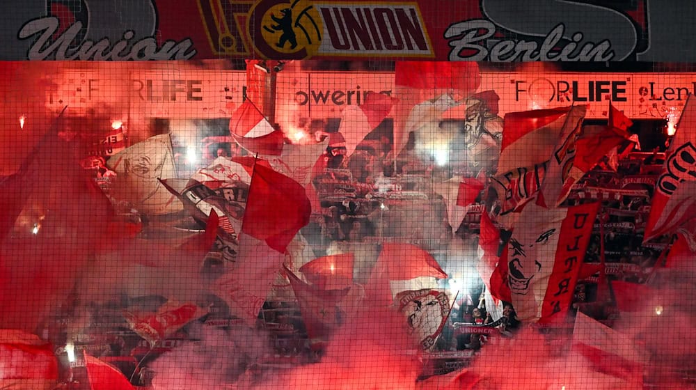 Die Fans von Union Berlin zünden zahlreiche Bengalos.  / Foto: Soeren Stache/dpa