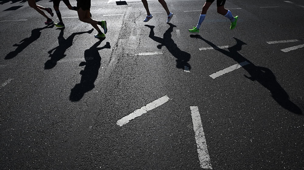 Zur Einstimmung auf den großen Marathon können Lauf-Fans heute Sportler in Reinickendorf anfeuern. (Archivbild) / Foto: Sebastian Christoph Gollnow/dpa