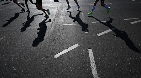 Zur Einstimmung auf den großen Marathon können Lauf-Fans heute Sportler in Reinickendorf anfeuern. (Archivbild) / Foto: Sebastian Christoph Gollnow/dpa
