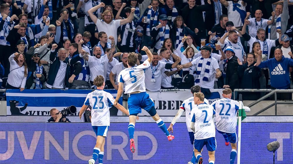 Hertha BSC feiert den ersten Saisonsieg in der 2. Liga.  / Foto: David Inderlied/dpa