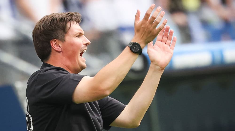 Durfte den ersten Bundesliga-Sieg bejubeln: HSV-Trainer Merlin Polzin (Archiv)  / Foto: Christian Charisius/dpa
