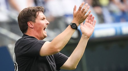 Durfte den ersten Bundesliga-Sieg bejubeln: HSV-Trainer Merlin Polzin (Archiv)  / Foto: Christian Charisius/dpa