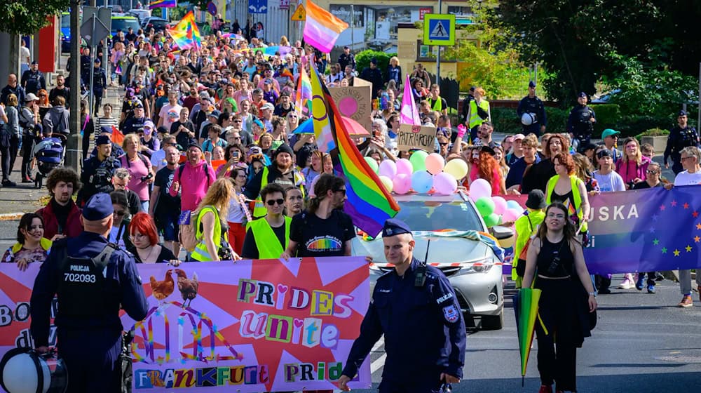 Mehrere Hundert Menschen haben beim deutsch-polnischen Christopher Street Day in Frankfurt (Oder) und Slubice mitgemacht. / Foto: Patrick Pleul/dpa