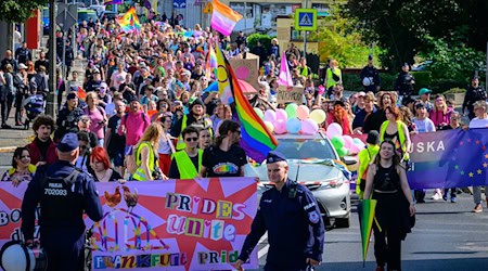 Mehrere Hundert Menschen haben beim deutsch-polnischen Christopher Street Day in Frankfurt (Oder) und Slubice mitgemacht. / Foto: Patrick Pleul/dpa