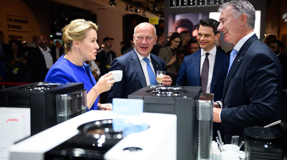 Wirtschaftssenatorin Franziska Giffey lässt sich gemeinsam mit dem Regierenden Bürgermeister Kai Wegner einen Espresso am Stand von Jura Elektrogeräte schmecken. / Foto: Bernd von Jutrczenka/dpa