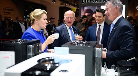 Wirtschaftssenatorin Franziska Giffey lässt sich gemeinsam mit dem Regierenden Bürgermeister Kai Wegner einen Espresso am Stand von Jura Elektrogeräte schmecken. / Foto: Bernd von Jutrczenka/dpa