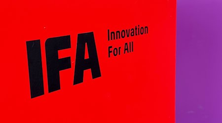 Die IFA greift bei der diesjährigen Ausgabe in Berlin erneut auch viele Trendthemen bei Jugendlichen auf. (Archivbild) / Foto: Christoph Dernbach/dpa