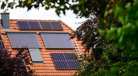 Die Solarindustrie in Deutschland steckt in der Krise und kann dem Preisdruck durch die chinesische Konkurrenz kaum standhalten. Im Sommer meldete auch der Solarglashersteller Glasmanufaktur Brandenburg GmbH im südbrandenburgischen Tschernitz Insolvenz an. (Symbolbild) / Foto: Philipp Schulze/dpa