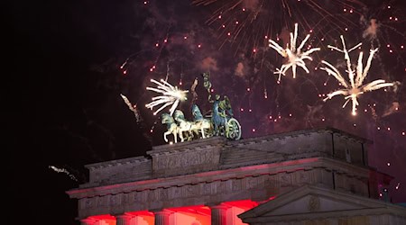 Ob es am Brandenburger Tor in diesem Jahr ein großes Feuerwerk gibt, ist noch nicht sicher. (Archivfoto) / Foto: Jörg Carstensen/dpa
