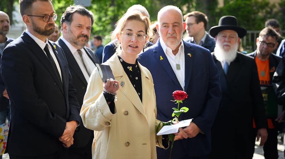 Karoline Preisler (M) erhält in diesem Jahr den Paul-Spiegel-Preis. (Archivbild)  / Foto: Bernd von Jutrczenka/dpa