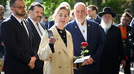 Karoline Preisler (M) erhält in diesem Jahr den Paul-Spiegel-Preis. (Archivbild)  / Foto: Bernd von Jutrczenka/dpa