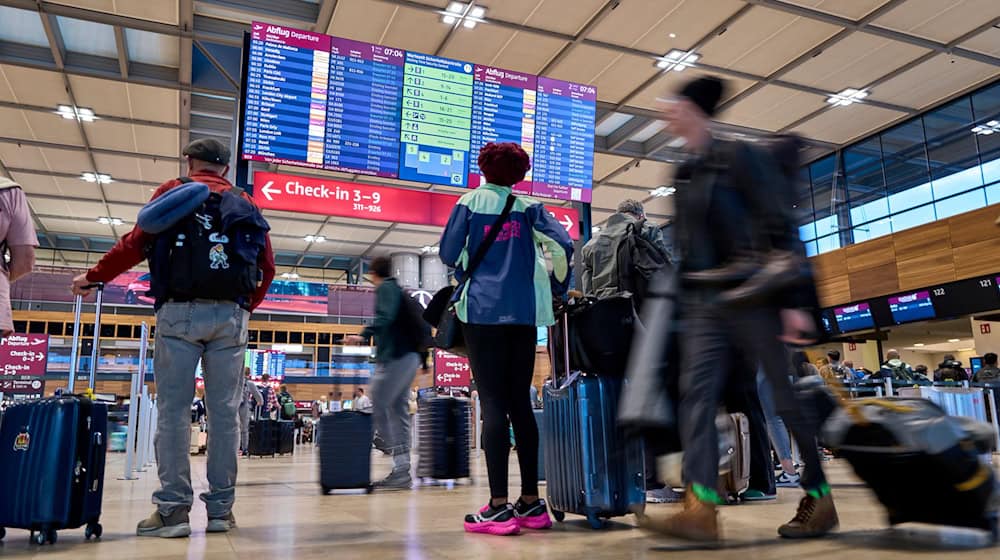 Flugreisende am BER sollten viel Geduld mitbringen. (Archivbild) / Foto: Michael Ukas/dpa