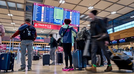 Flugreisende am BER sollten viel Geduld mitbringen. (Archivbild) / Foto: Michael Ukas/dpa