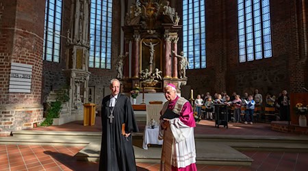 Ein Zeichen der Verbindung über Grenzen hinweg: Protestanten und Katholiken erinnern im Dom in Fürstenwalde an die Gründung des Bistums Lebus an der Oder vor 900 Jahren.  / Foto: Patrick Pleul/dpa Ein Zeichen der Verbindung über Grenzen hinweg: Protestanten und Katholiken erinnern im Dom in Fürstenwalde an die Gründung des Bistums Lebus an der Oder vor 900 Jahren.  / Foto: Patrick Pleul/dpa