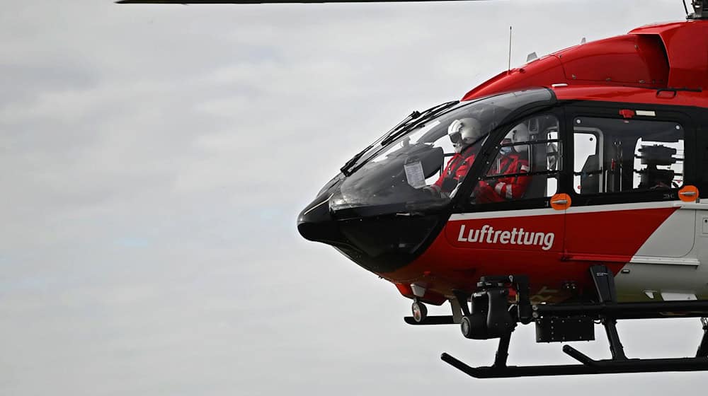 Die schwer verletzte Person aus dem Kleintransporter wurde per Hubschrauber in eine Klinik gebracht. (Symbolbild) / Foto: Marijan Murat/dpa