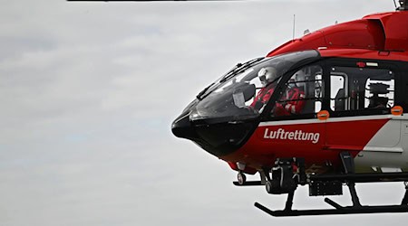 Die schwer verletzte Person aus dem Kleintransporter wurde per Hubschrauber in eine Klinik gebracht. (Symbolbild) / Foto: Marijan Murat/dpa