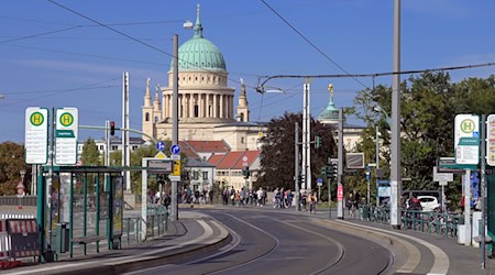Die Lange Brücke in Potsdam ist eine wichtige Verkehrsachse. (Archivbild) / Foto: Soeren Stache/dpa-Zentralbild/dpa