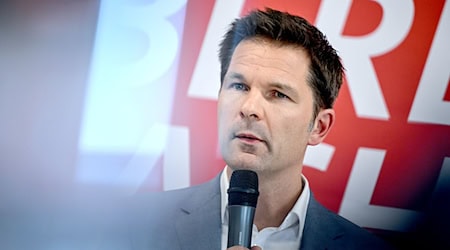 Der SPD-Spitzenkandidat für die Wahl 2026, Steffen Krach, will ab sofort Wahlkampf machen.  / Foto: Britta Pedersen/dpa