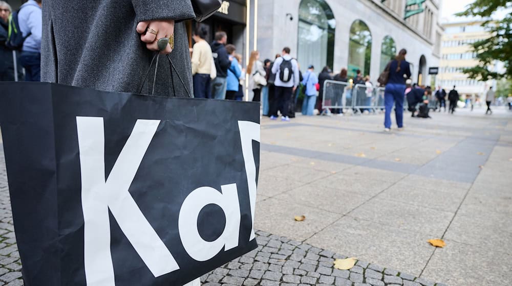 Im KaDeWe gibt es jetzt auch die Hype-Puppe Labubu zu kaufen. / Foto: Annette Riedl/dpa