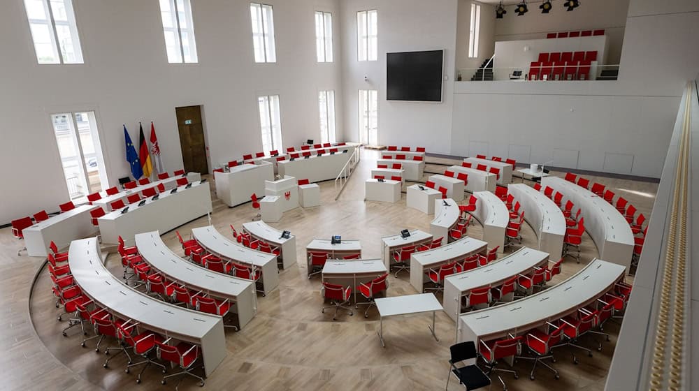 Dort, wo sonst die Abgeordneten debattieren, feiert der Landtag am Samstag sein 35-jähriges Bestehen zusammen mit der Bevölkerung. (Archivbild) / Foto: Soeren Stache/dpa