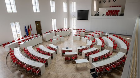 Dort, wo sonst die Abgeordneten debattieren, feiert der Landtag am Samstag sein 35-jähriges Bestehen zusammen mit der Bevölkerung. (Archivbild) / Foto: Soeren Stache/dpa