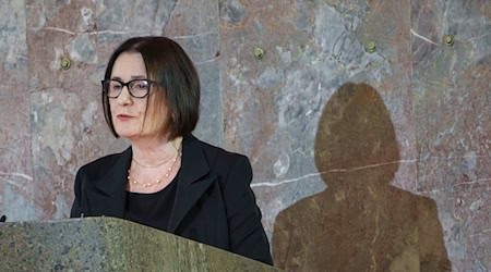 Die russische Historikerin Irina Scherbakowa wird bei der Eröffnung einer Ausstellung im Landtag Brandenburg über die Menschenrechtsorganisation Memorial erwartet, deren Gründungsmitglied sie war (Archivbild). / Foto: Andreas Arnold/dpa Pool/dpa