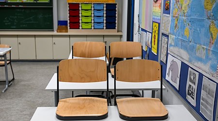 Nach Einschätzung der Bildungssenatorin ist der Lehrermangel in Berlin erst in einigen Jahren behoben. / Foto: Jens Kalaene/dpa