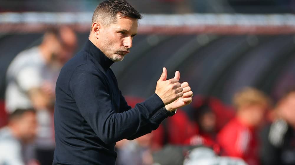 Daumen hoch: Hertha-Coach Stefan Leitl. / Foto: Daniel Karmann/dpa