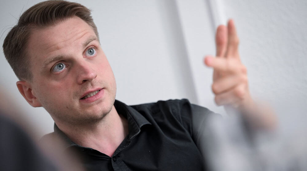 Linken-Chef Maximilian Schirmer nimmt sich ein Jahr vor der Abgeordnetenhauswahl das Thema Mieten und Wohnen vor. (Archivbild) / Foto: Jens Kalaene/dpa