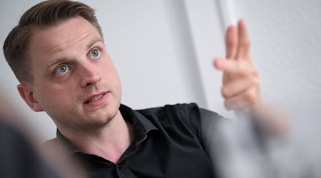 Linken-Chef Maximilian Schirmer nimmt sich ein Jahr vor der Abgeordnetenhauswahl das Thema Mieten und Wohnen vor. (Archivbild) / Foto: Jens Kalaene/dpa