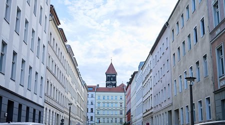 In Berlin sind bezahlbare Wohnungen für viele Menschen nur schwer oder gar nicht zu finden. (Archivbild) / Foto: Annette Riedl/dpa