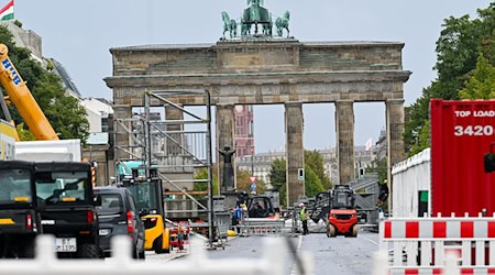Die Straße des 17. Juni ist derzeit zwischen dem Brandenburger Tor und der Yitzhak-Rabin-Straße gesperrt. / Foto: Sören Stache/dpa