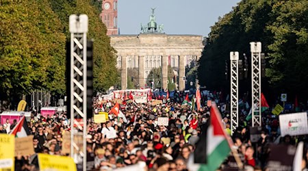 Zehntausende beteiligten sich an der Gaza-Demonstration und der Kundgebung zwischen Brandenburger Tor und Siegessäule. / Foto: Fabian Sommer/dpa