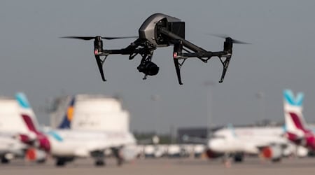 An deutschen Flughäfen steigt die Zahl der Vorfälle mit Drohnen. (Symbolbild) / Foto: Marijan Murat/dpa