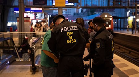Die Bundespolizei erlässt ein Waffenverbot auf 15 Bahnhöfen in Berlin im Oktober, Kontrollen sollen so einfacher werden. (Archivbild) / Foto: Paul Zinken/dpa